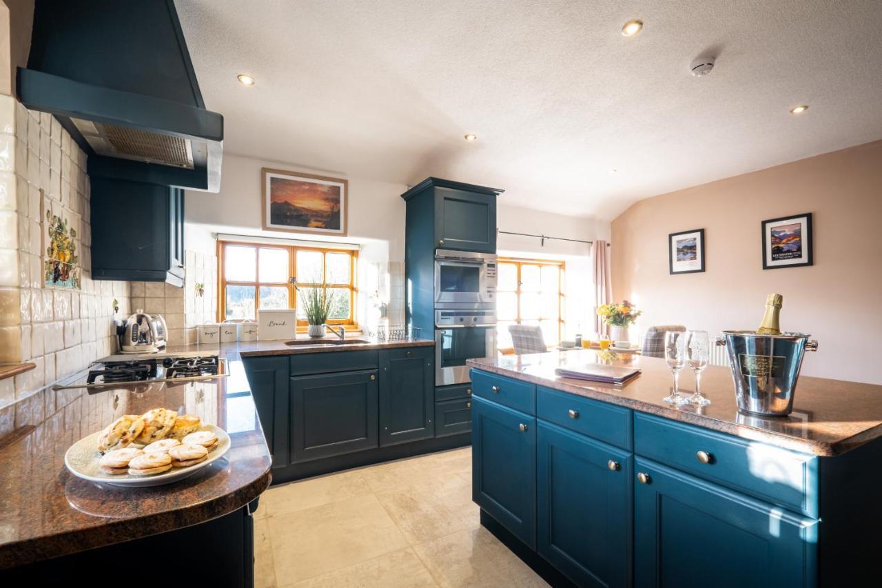 Stunning Cottage Grade 2 Listed With Parking And Hot Tub Bowness-on-Windermere Kültér fotó