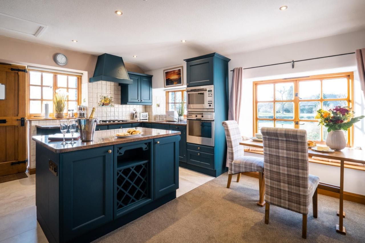 Stunning Cottage Grade 2 Listed With Parking And Hot Tub Bowness-on-Windermere Kültér fotó