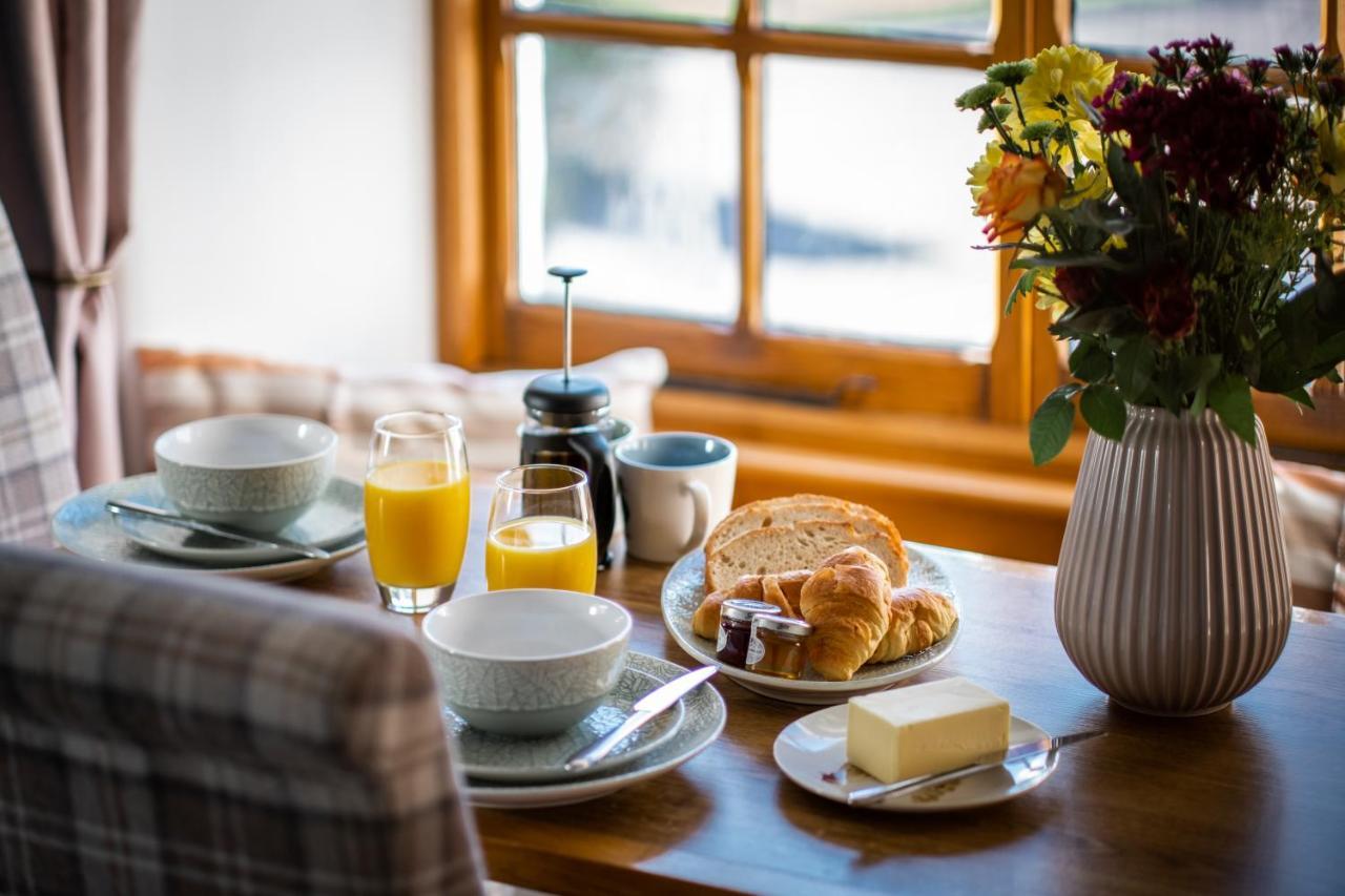 Stunning Cottage Grade 2 Listed With Parking And Hot Tub Bowness-on-Windermere Kültér fotó