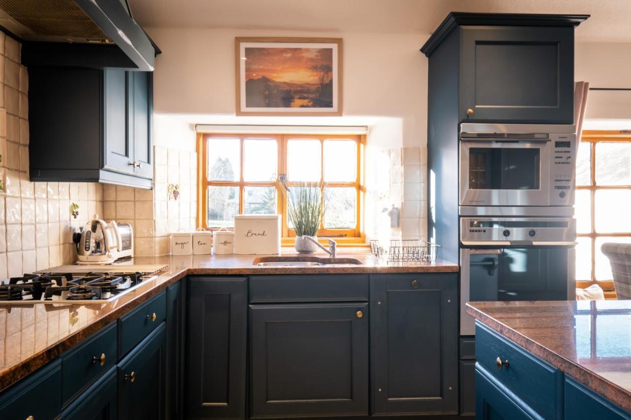 Stunning Cottage Grade 2 Listed With Parking And Hot Tub Bowness-on-Windermere Kültér fotó