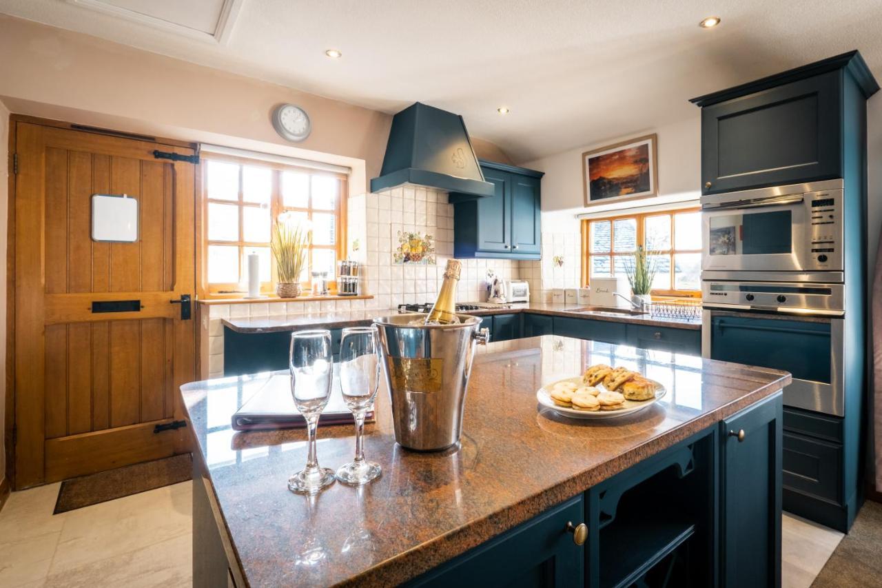 Stunning Cottage Grade 2 Listed With Parking And Hot Tub Bowness-on-Windermere Kültér fotó