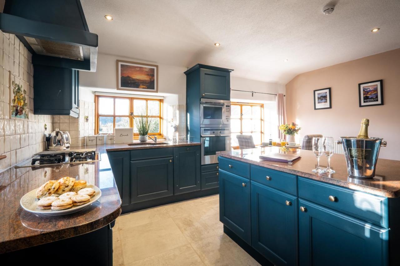 Stunning Cottage Grade 2 Listed With Parking And Hot Tub Bowness-on-Windermere Kültér fotó