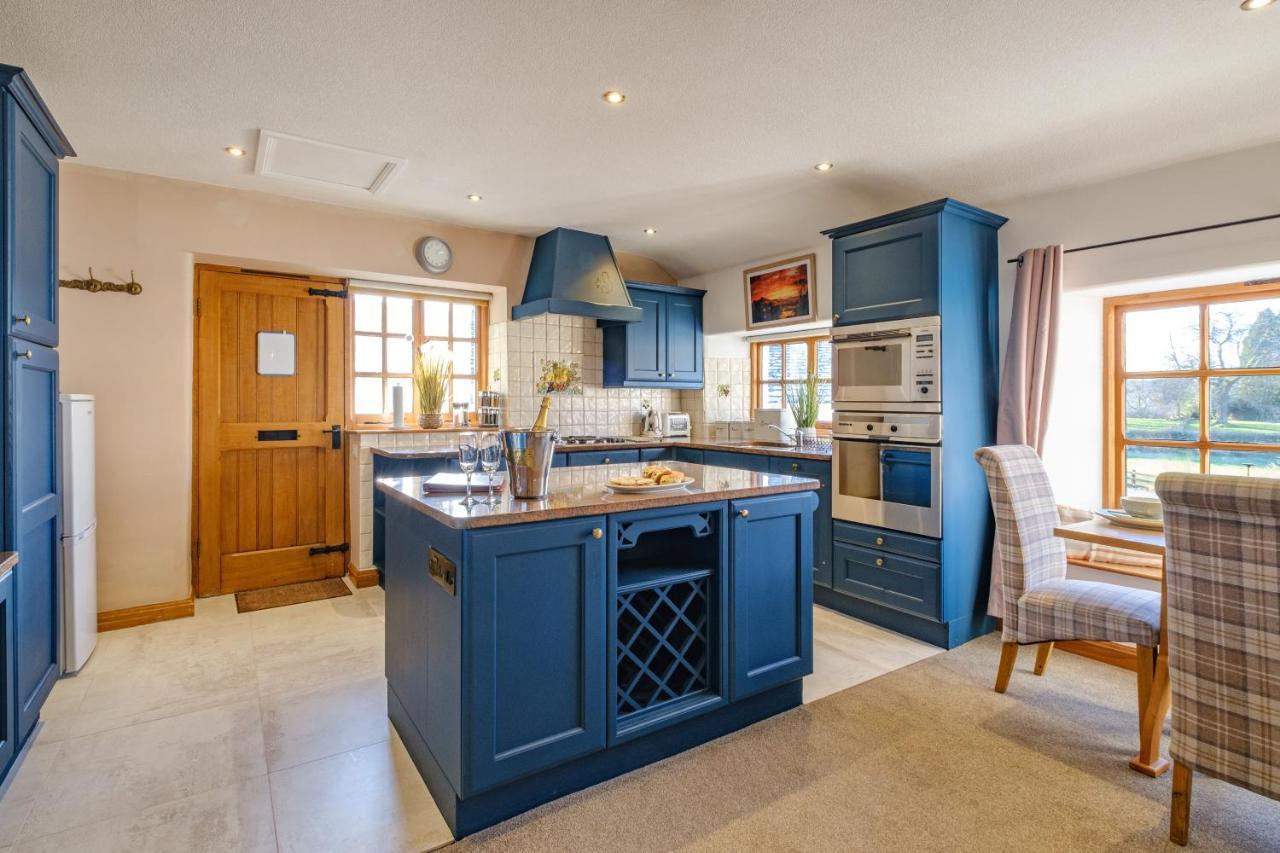 Stunning Cottage Grade 2 Listed With Parking And Hot Tub Bowness-on-Windermere Kültér fotó