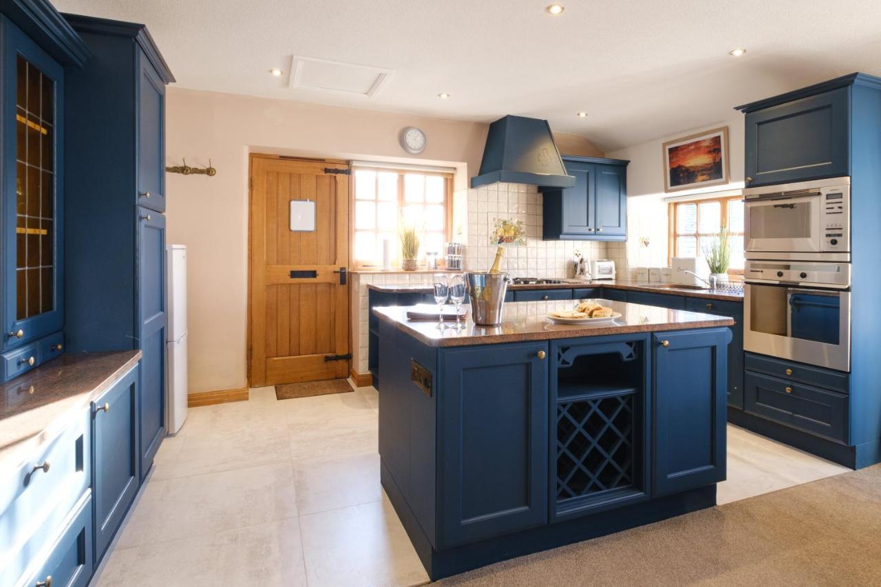 Stunning Cottage Grade 2 Listed With Parking And Hot Tub Bowness-on-Windermere Kültér fotó