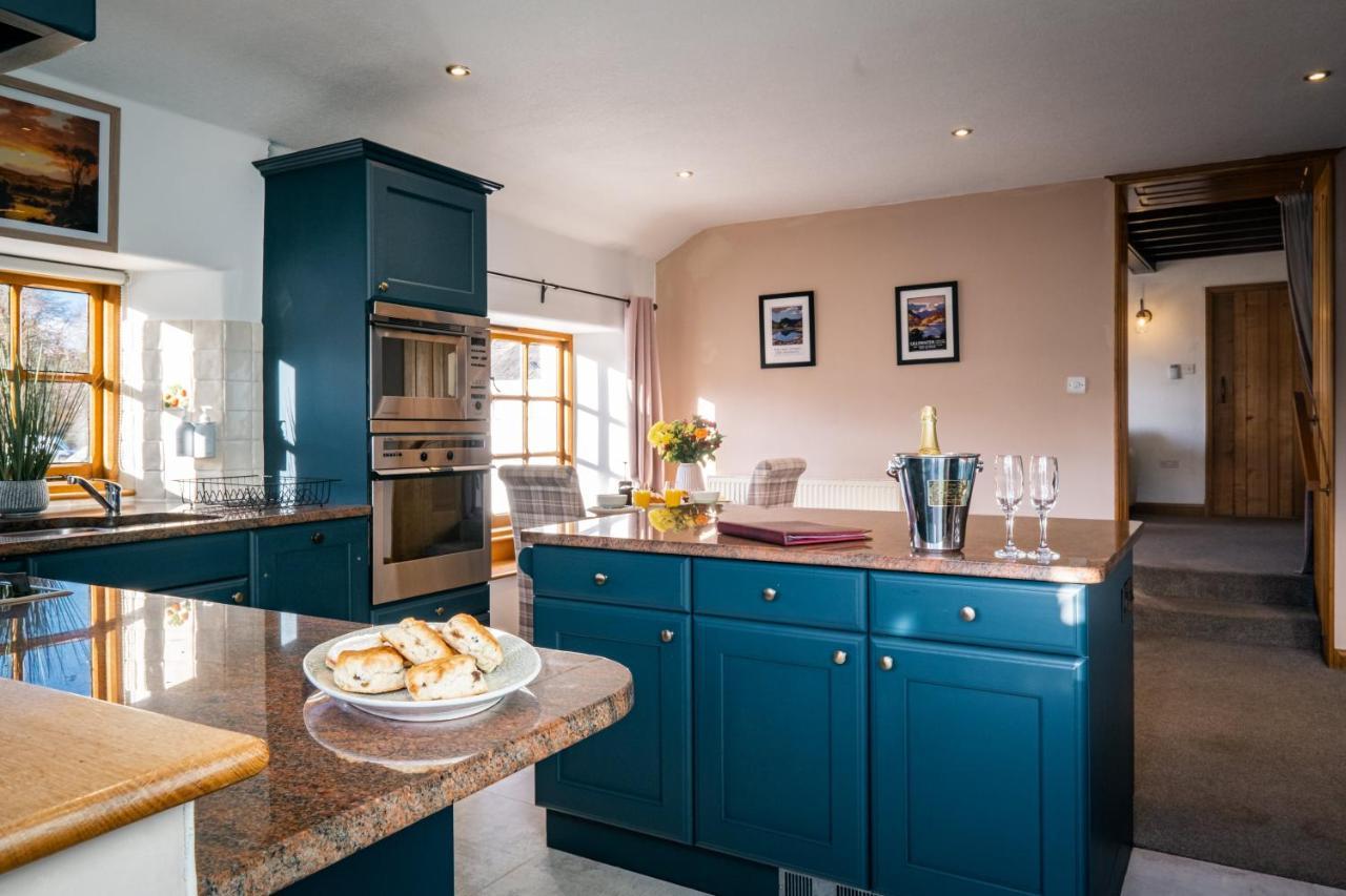 Stunning Cottage Grade 2 Listed With Parking And Hot Tub Bowness-on-Windermere Kültér fotó