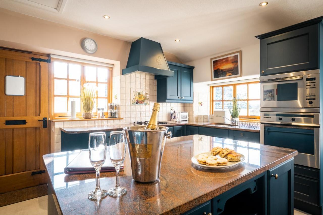 Stunning Cottage Grade 2 Listed With Parking And Hot Tub Bowness-on-Windermere Kültér fotó