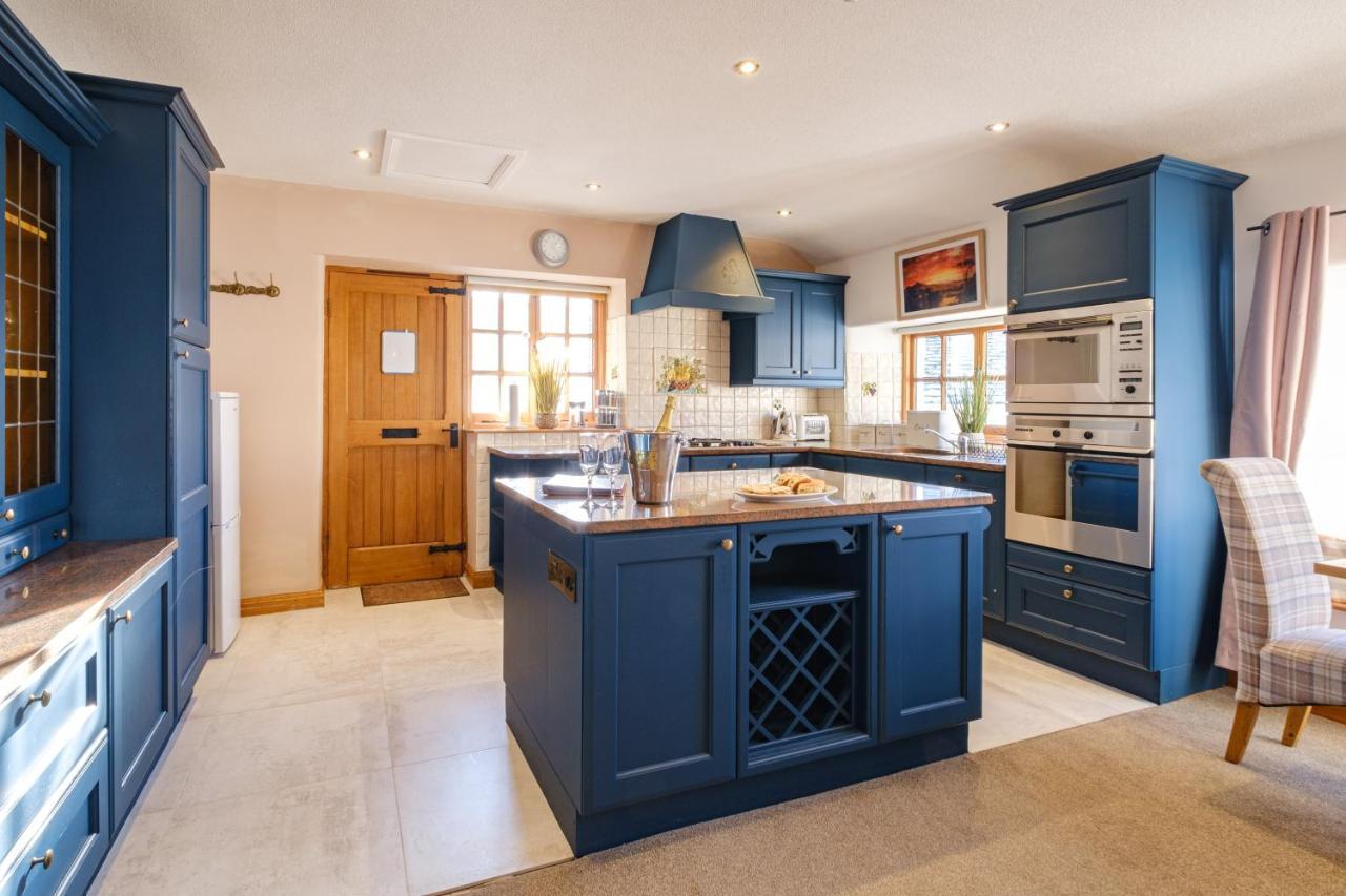 Stunning Cottage Grade 2 Listed With Parking And Hot Tub Bowness-on-Windermere Kültér fotó