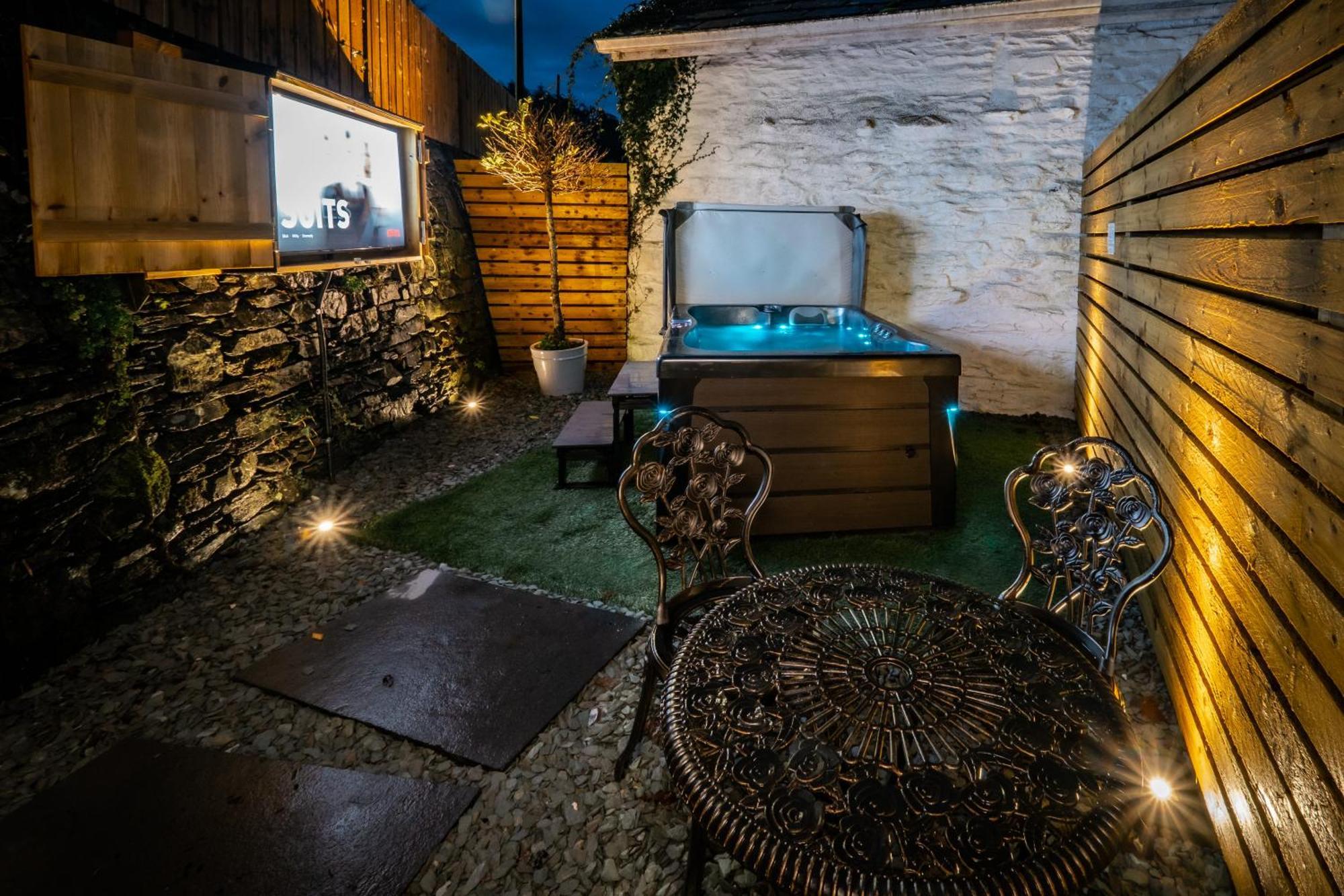 Stunning Cottage Grade 2 Listed With Parking And Hot Tub Bowness-on-Windermere Kültér fotó