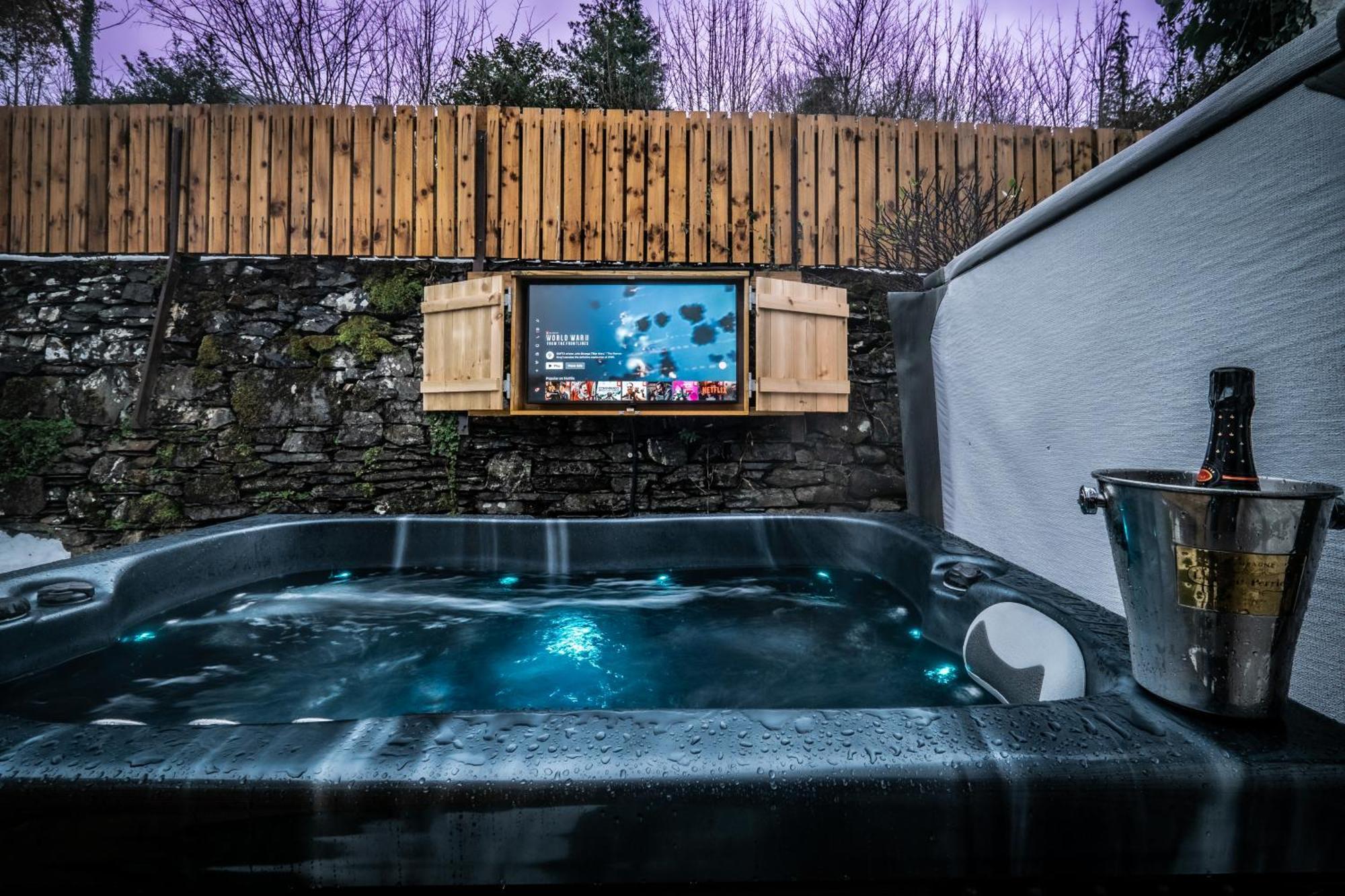 Stunning Cottage Grade 2 Listed With Parking And Hot Tub Bowness-on-Windermere Kültér fotó
